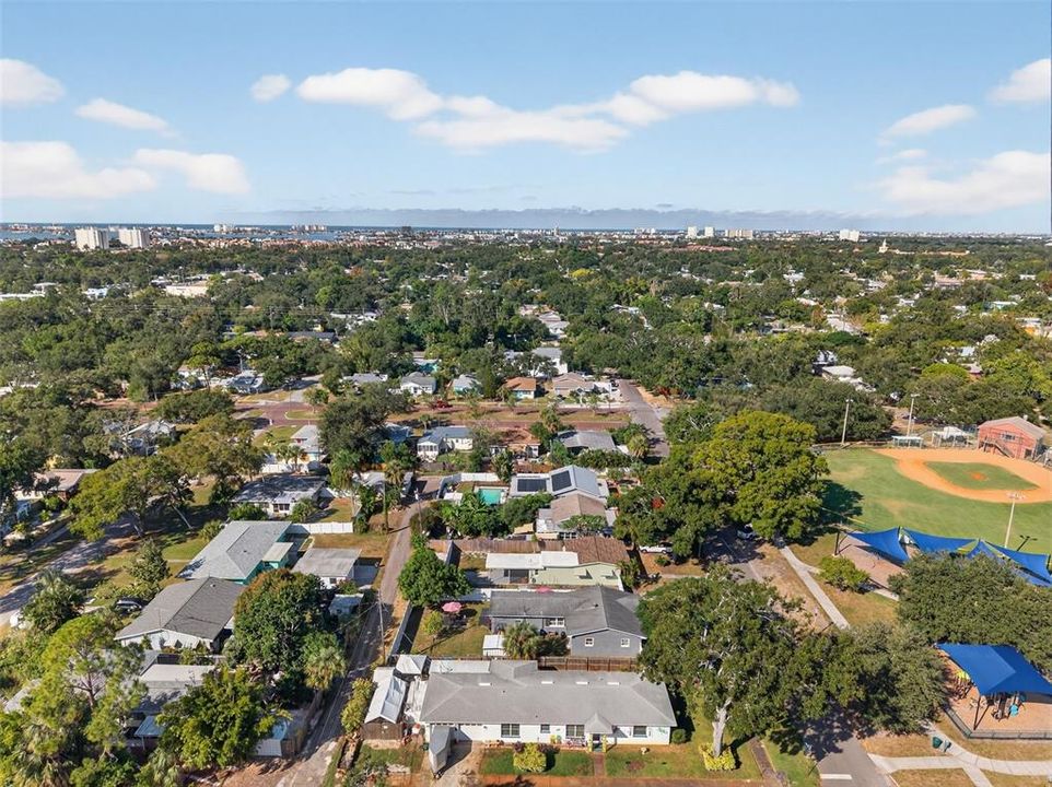 For Rent: $2,400 (2 beds, 1 baths, 810 Square Feet)