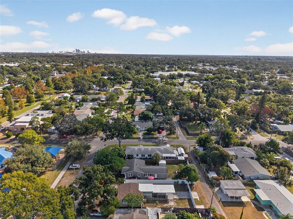 For Rent: $2,400 (2 beds, 1 baths, 810 Square Feet)