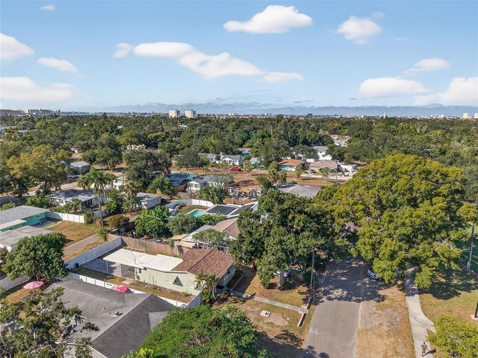 For Rent: $2,400 (2 beds, 1 baths, 810 Square Feet)