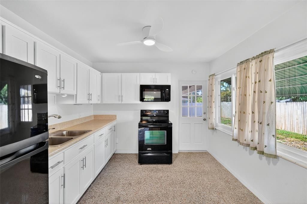 For Rent: $2,400 (2 beds, 1 baths, 810 Square Feet)