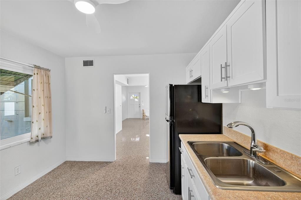 For Rent: $2,400 (2 beds, 1 baths, 810 Square Feet)