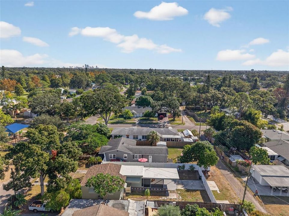 For Rent: $2,400 (2 beds, 1 baths, 810 Square Feet)