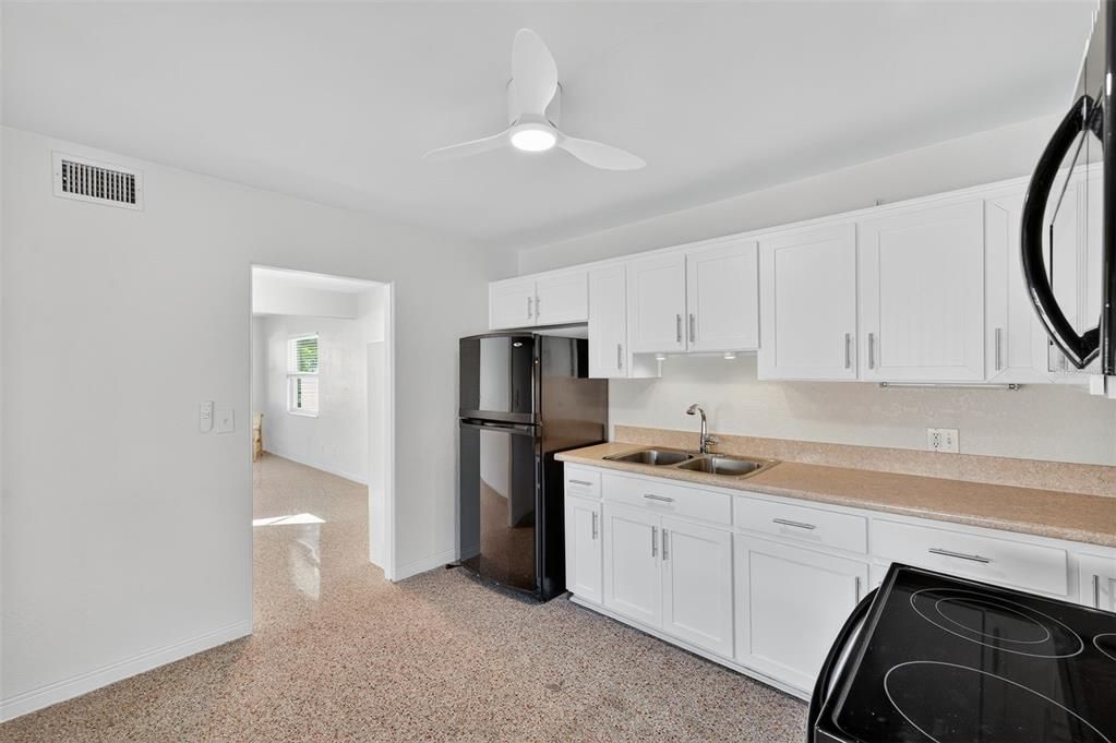 For Rent: $2,400 (2 beds, 1 baths, 810 Square Feet)