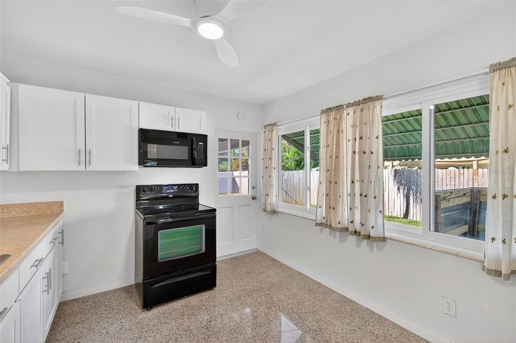 For Rent: $2,400 (2 beds, 1 baths, 810 Square Feet)