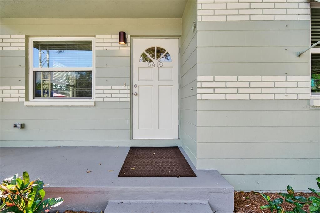 For Rent: $2,400 (2 beds, 1 baths, 810 Square Feet)