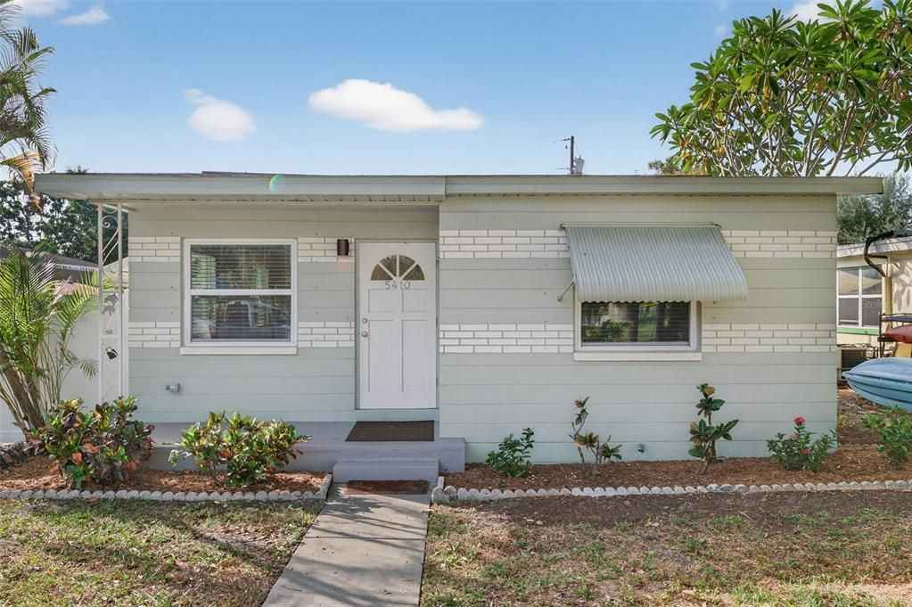 For Rent: $2,400 (2 beds, 1 baths, 810 Square Feet)