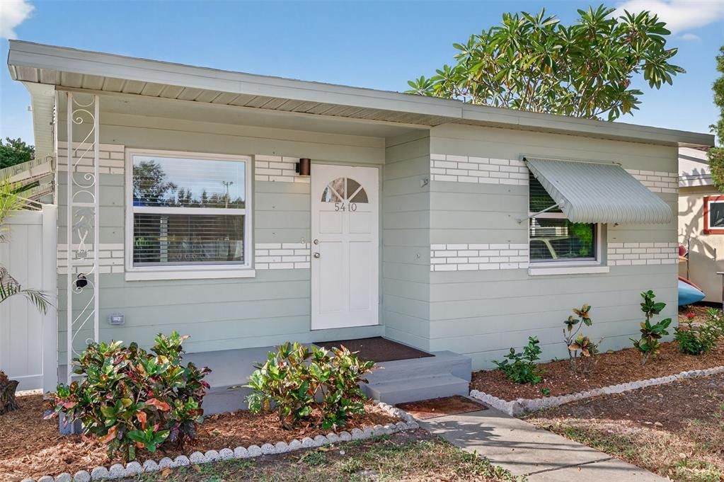 For Rent: $2,400 (2 beds, 1 baths, 810 Square Feet)