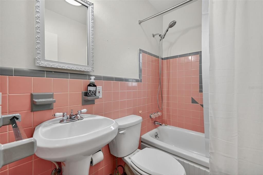 For Rent: $2,400 (2 beds, 1 baths, 810 Square Feet)