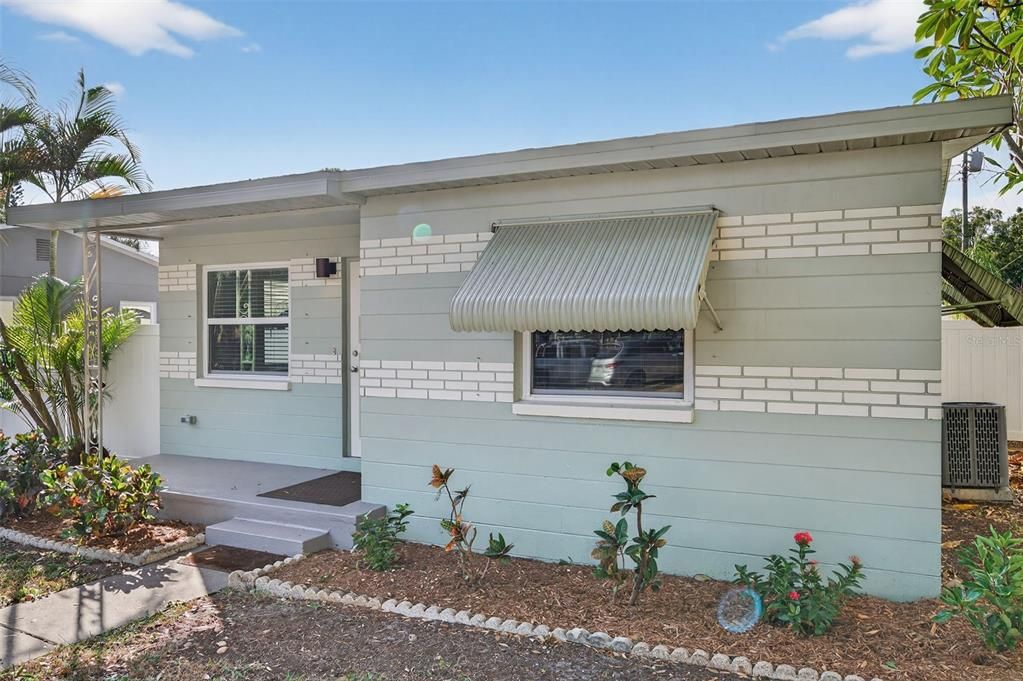 For Rent: $2,400 (2 beds, 1 baths, 810 Square Feet)