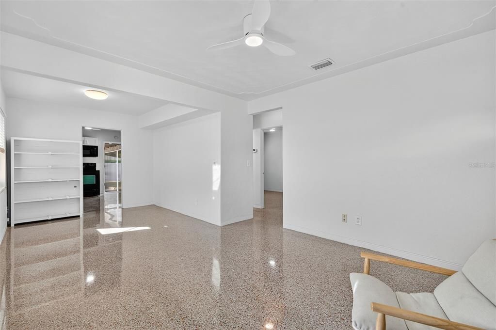 For Rent: $2,400 (2 beds, 1 baths, 810 Square Feet)