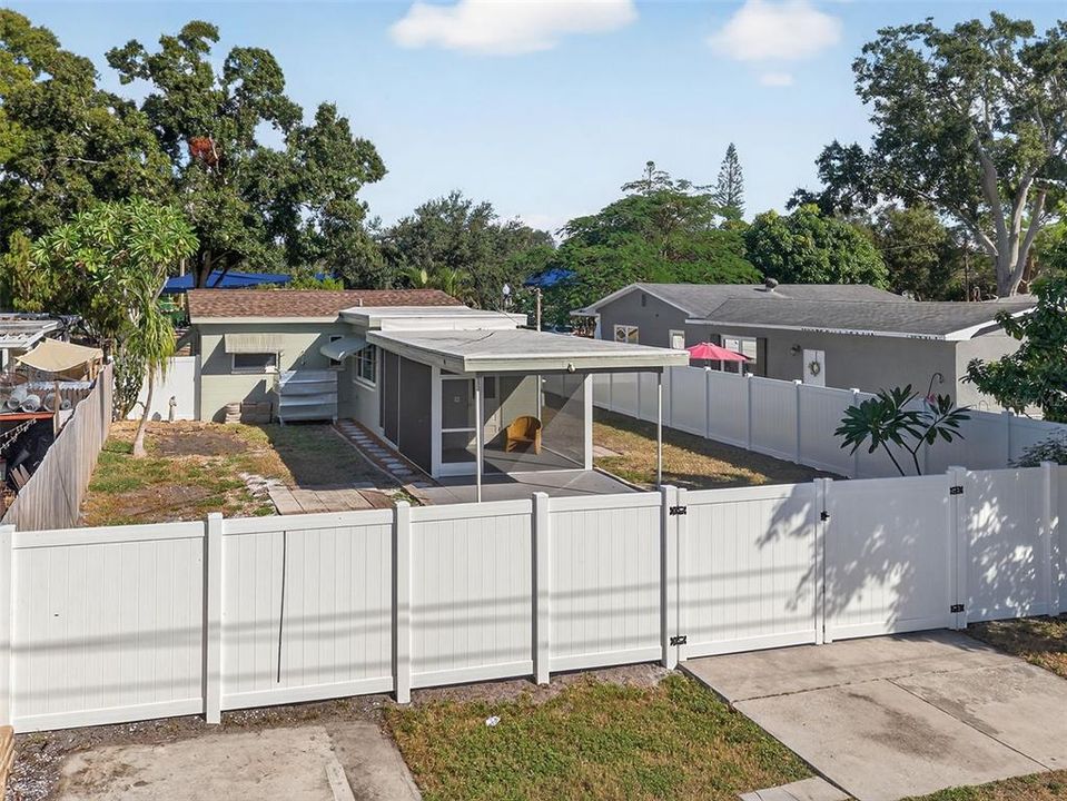 For Rent: $2,400 (2 beds, 1 baths, 810 Square Feet)