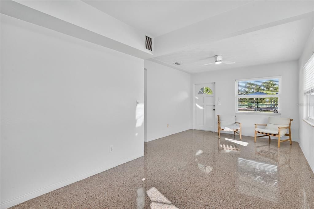 For Rent: $2,400 (2 beds, 1 baths, 810 Square Feet)