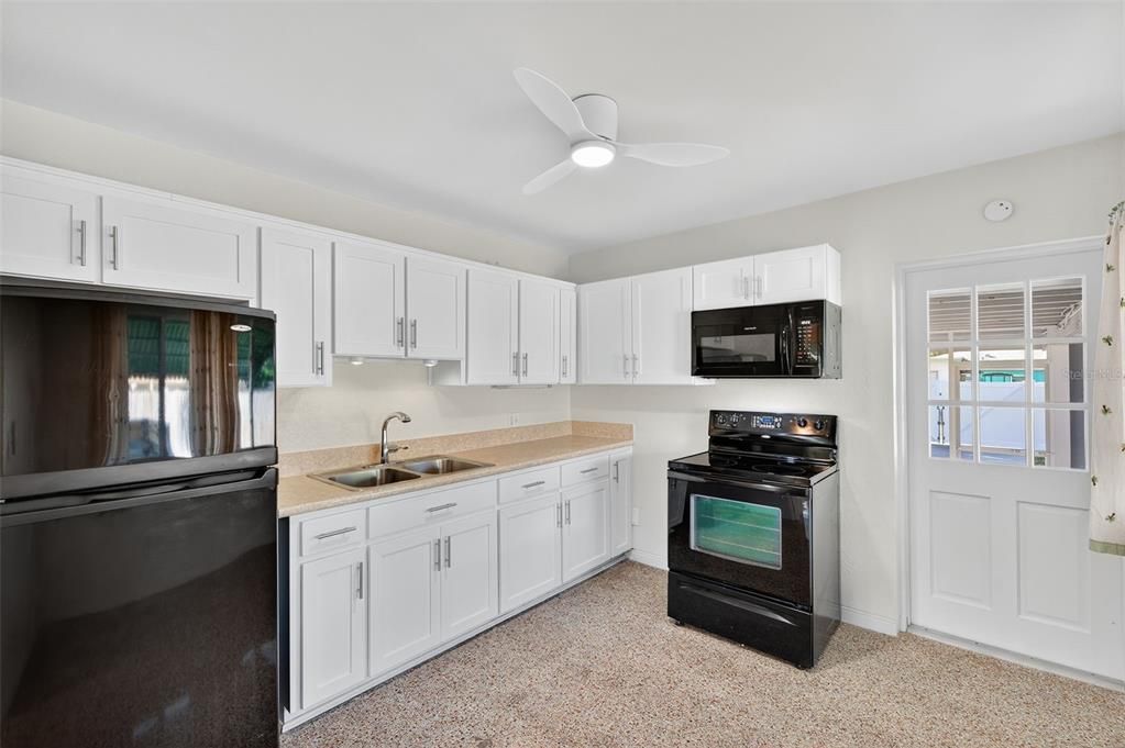 For Rent: $2,400 (2 beds, 1 baths, 810 Square Feet)