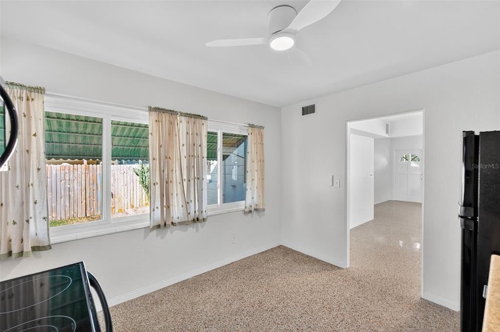 For Rent: $2,400 (2 beds, 1 baths, 810 Square Feet)