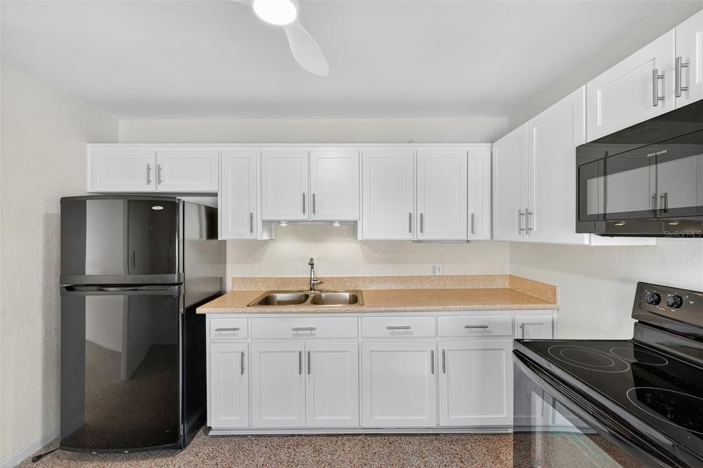 For Rent: $2,400 (2 beds, 1 baths, 810 Square Feet)