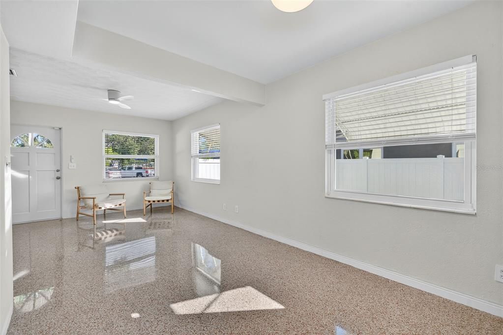 For Rent: $2,400 (2 beds, 1 baths, 810 Square Feet)