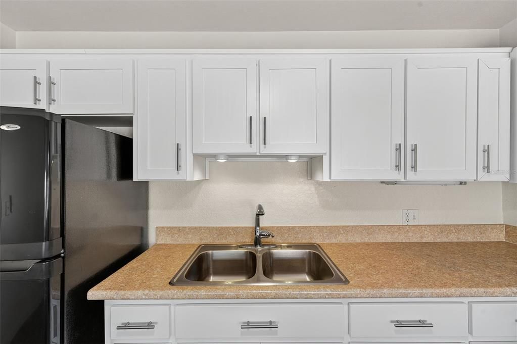 For Rent: $2,400 (2 beds, 1 baths, 810 Square Feet)