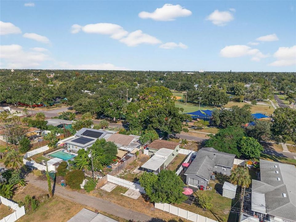 For Rent: $2,400 (2 beds, 1 baths, 810 Square Feet)