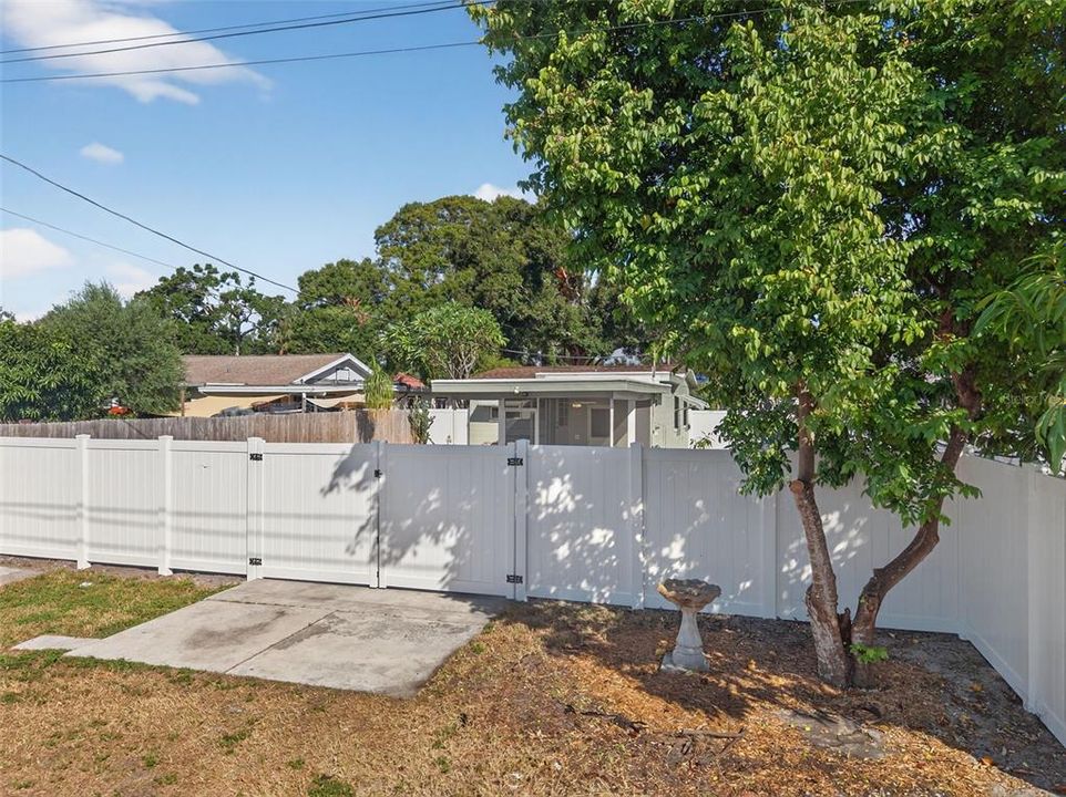 For Rent: $2,400 (2 beds, 1 baths, 810 Square Feet)