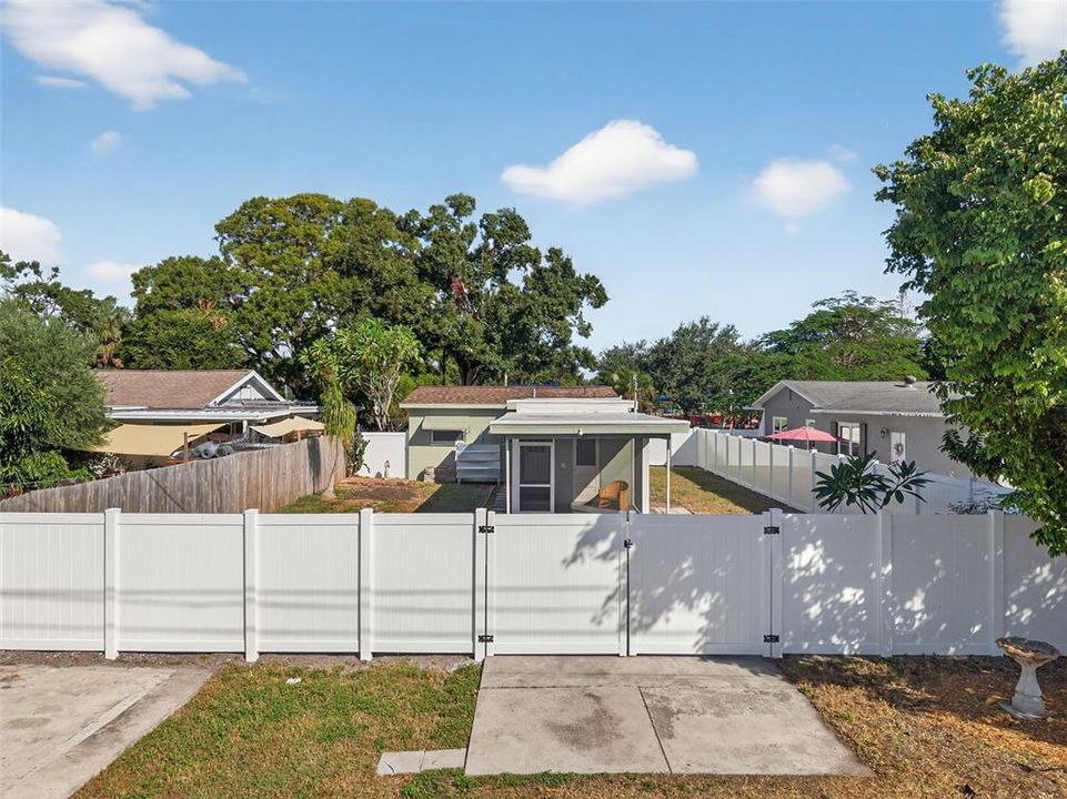 For Rent: $2,400 (2 beds, 1 baths, 810 Square Feet)