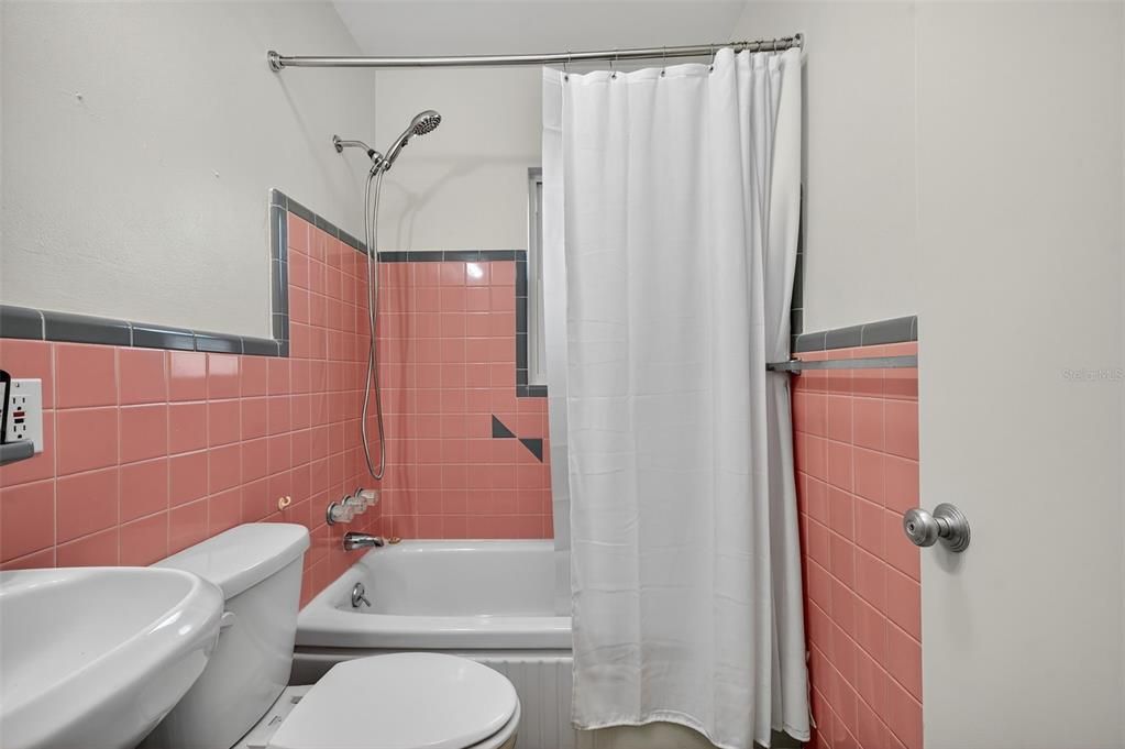 For Rent: $2,400 (2 beds, 1 baths, 810 Square Feet)