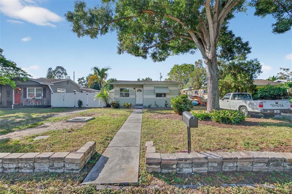 For Rent: $2,400 (2 beds, 1 baths, 810 Square Feet)