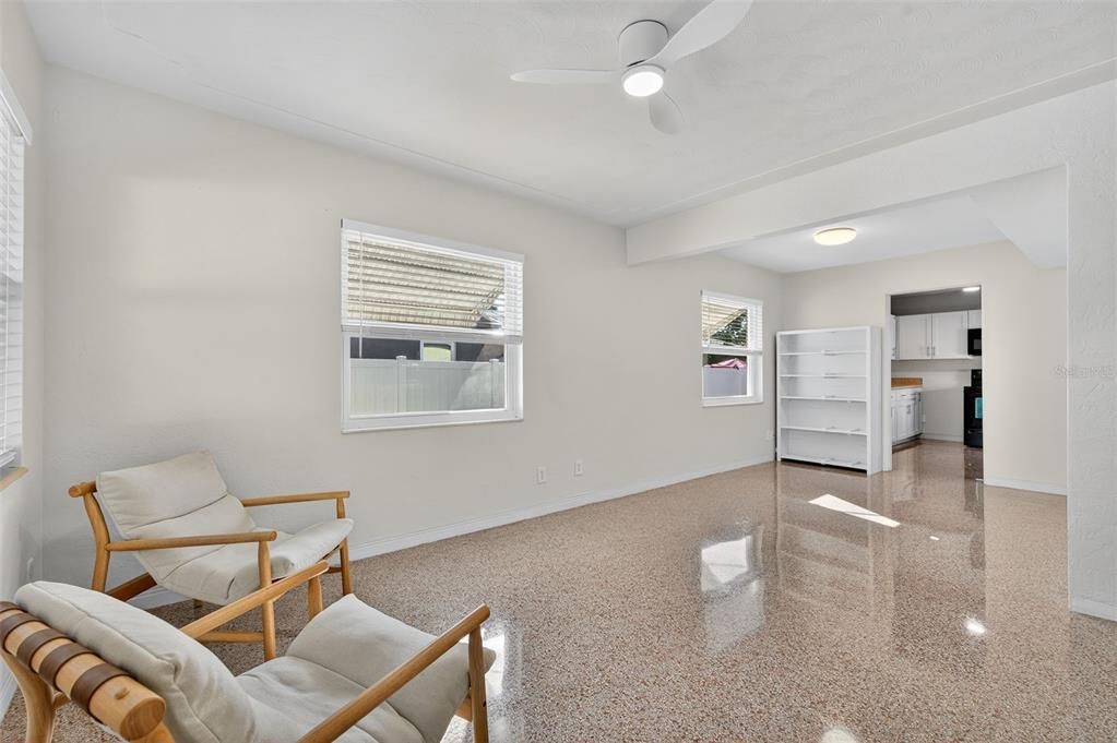 For Rent: $2,400 (2 beds, 1 baths, 810 Square Feet)