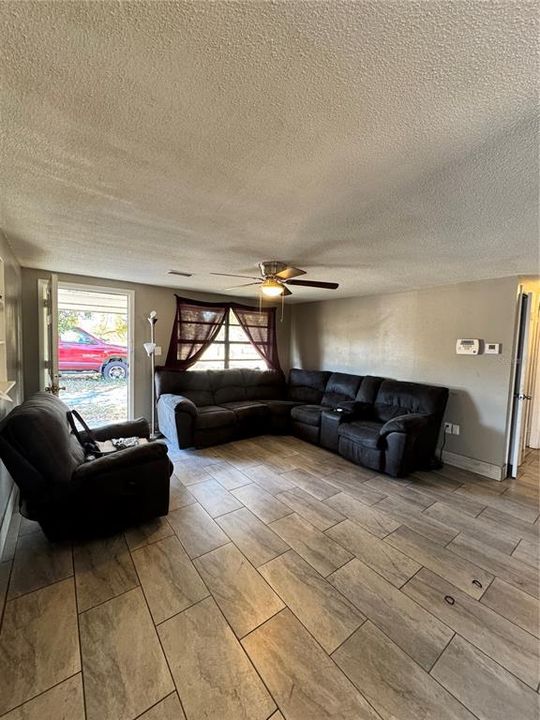 For Sale: $199,999 (3 beds, 1 baths, 973 Square Feet)
