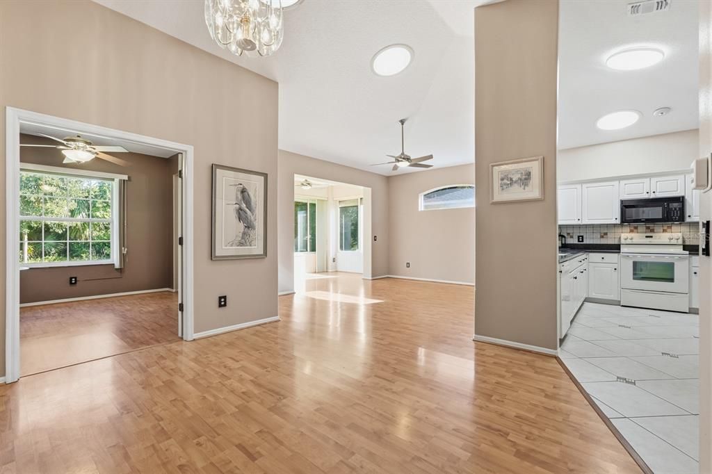 На продажу: $299,000 (3 спален, 2 ванн, 1369 Квадратных фут)