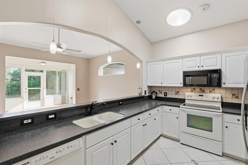 На продажу: $299,000 (3 спален, 2 ванн, 1369 Квадратных фут)