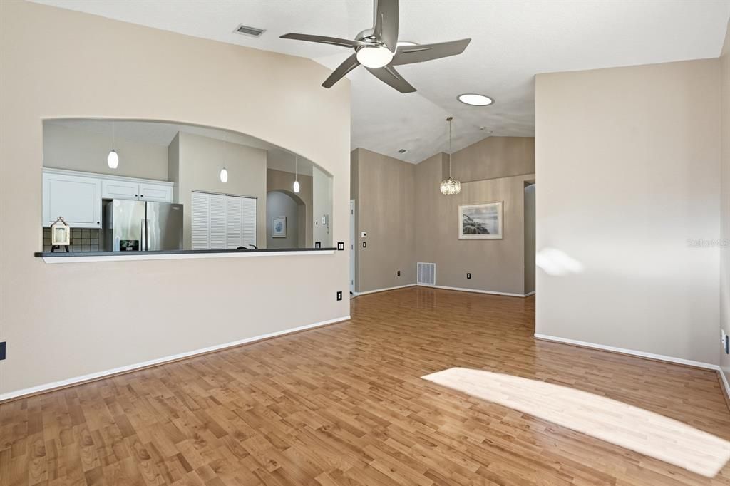 На продажу: $299,000 (3 спален, 2 ванн, 1369 Квадратных фут)