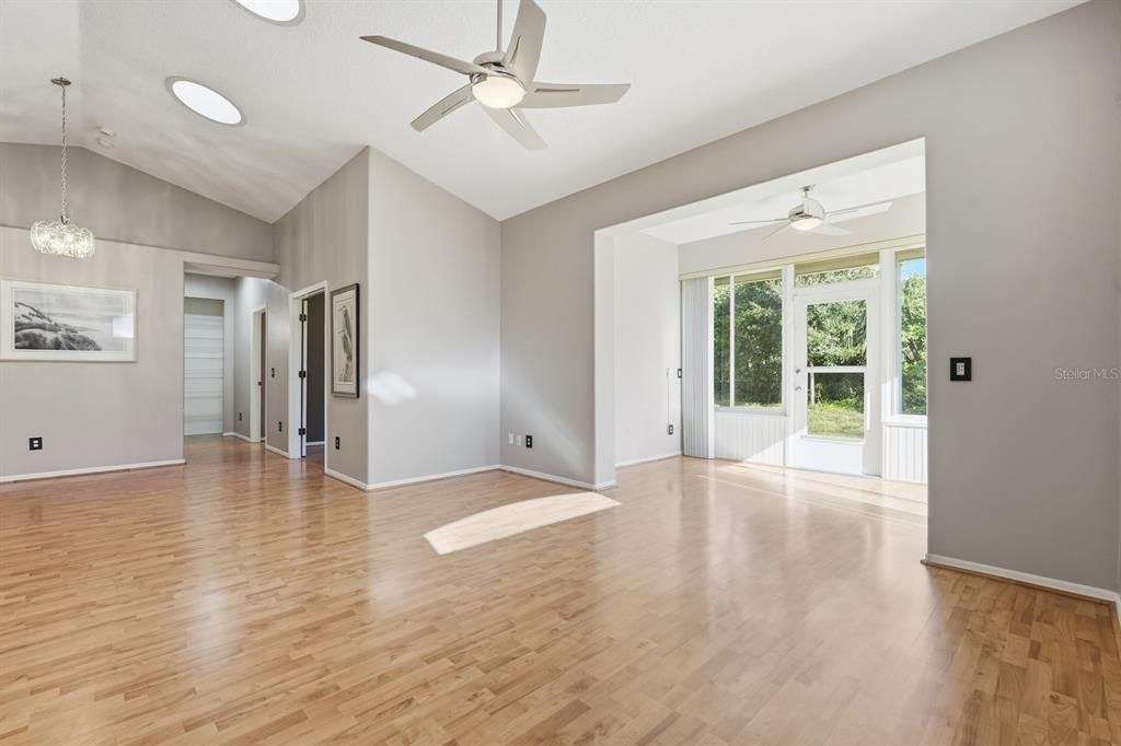 На продажу: $299,000 (3 спален, 2 ванн, 1369 Квадратных фут)