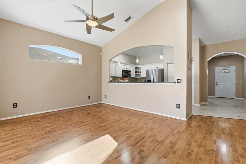 На продажу: $299,000 (3 спален, 2 ванн, 1369 Квадратных фут)