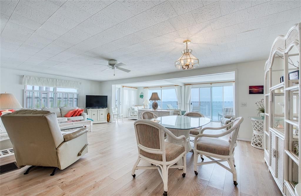 待售: $380,000 (2 贝兹, 2 浴室, 1380 平方英尺)