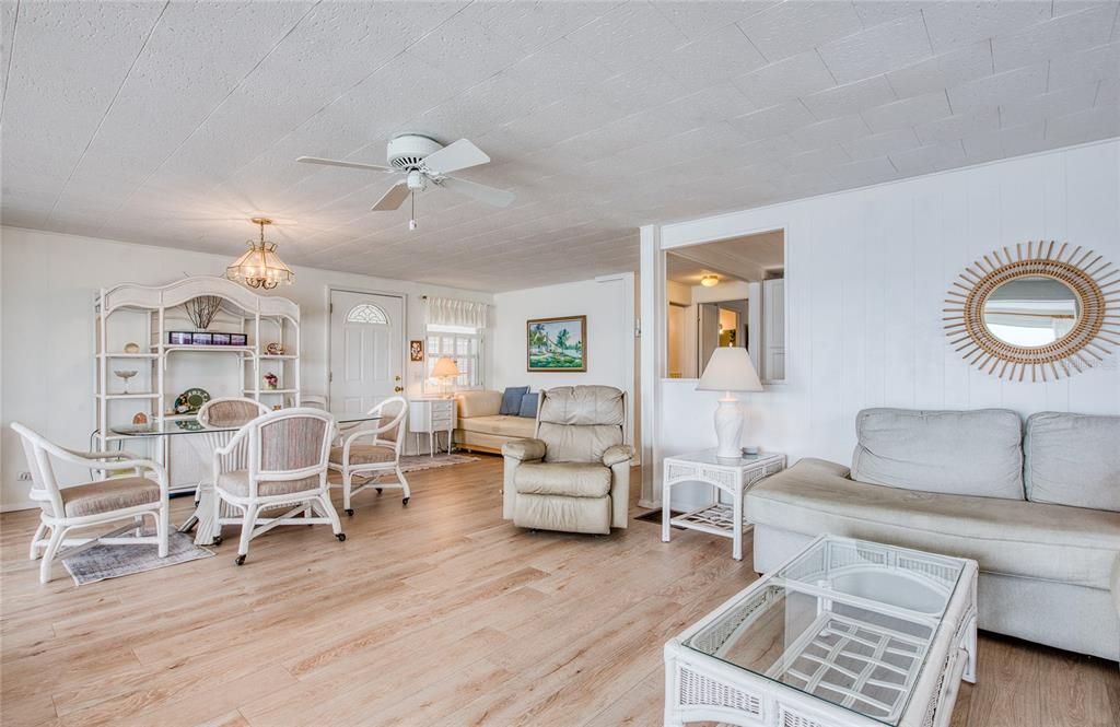 待售: $380,000 (2 贝兹, 2 浴室, 1380 平方英尺)