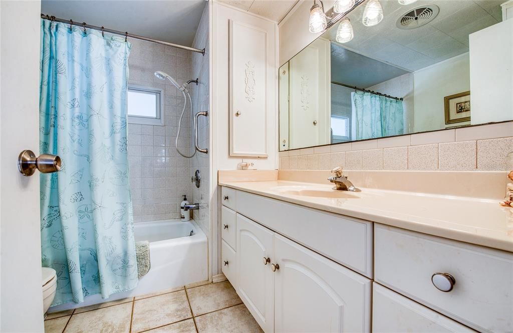 待售: $380,000 (2 贝兹, 2 浴室, 1380 平方英尺)