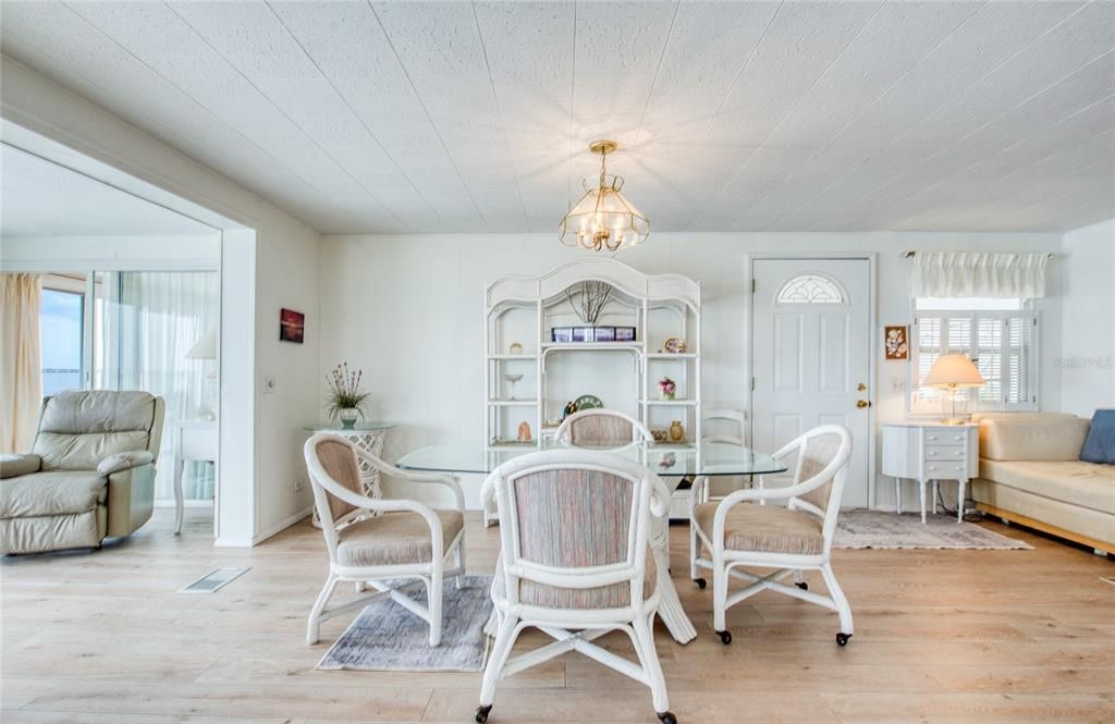 待售: $380,000 (2 贝兹, 2 浴室, 1380 平方英尺)