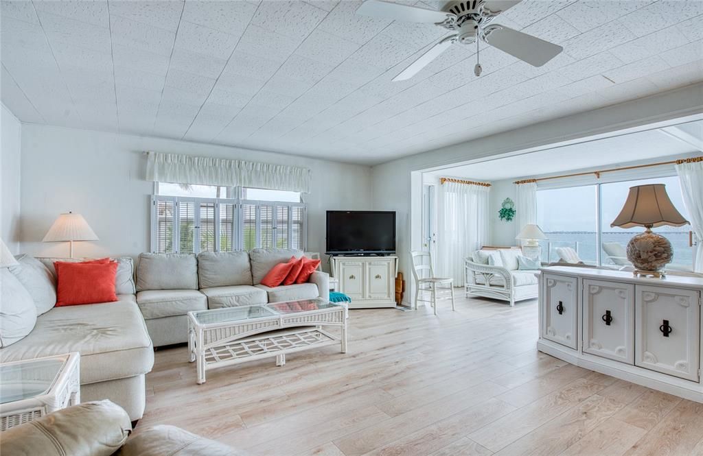 待售: $380,000 (2 贝兹, 2 浴室, 1380 平方英尺)