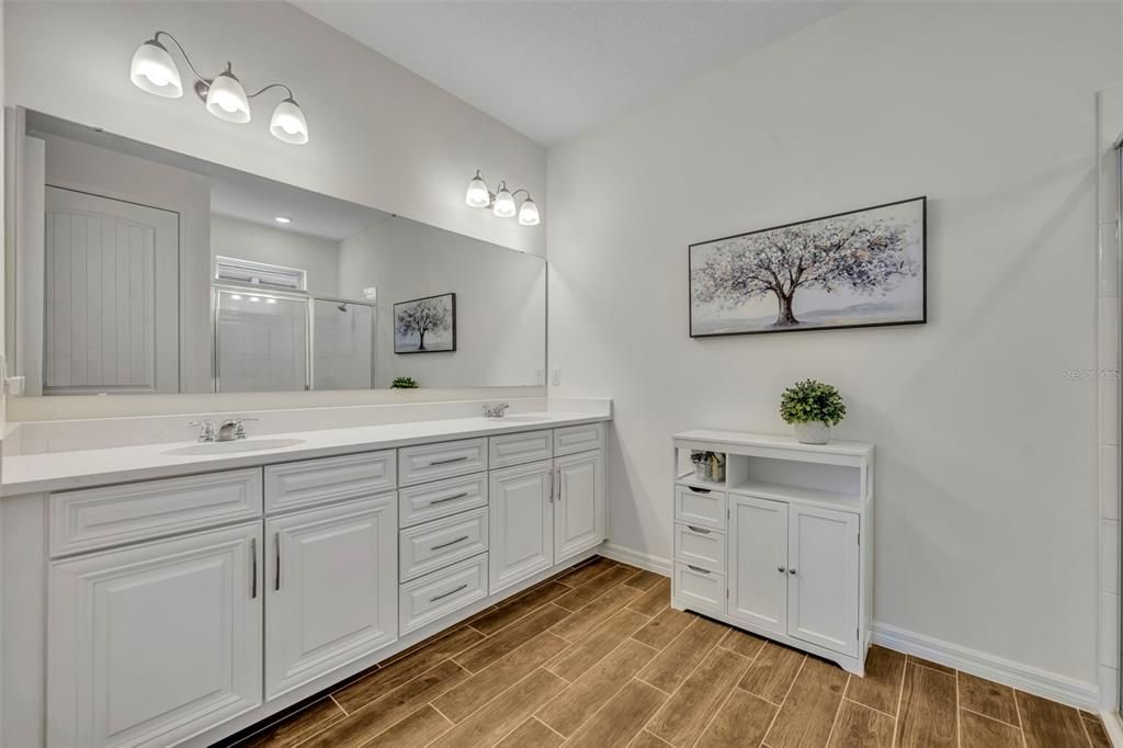 合同活跃: $478,000 (4 贝兹, 2 浴室, 2034 平方英尺)