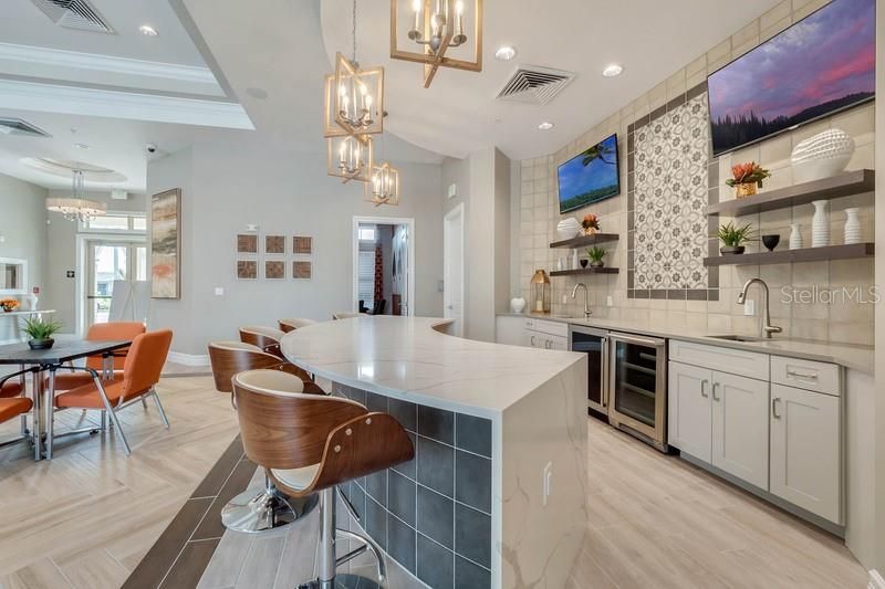 合同活跃: $478,000 (4 贝兹, 2 浴室, 2034 平方英尺)