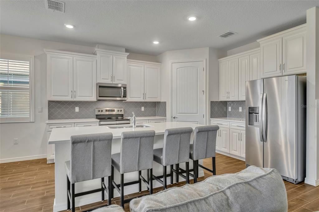 合同活跃: $478,000 (4 贝兹, 2 浴室, 2034 平方英尺)