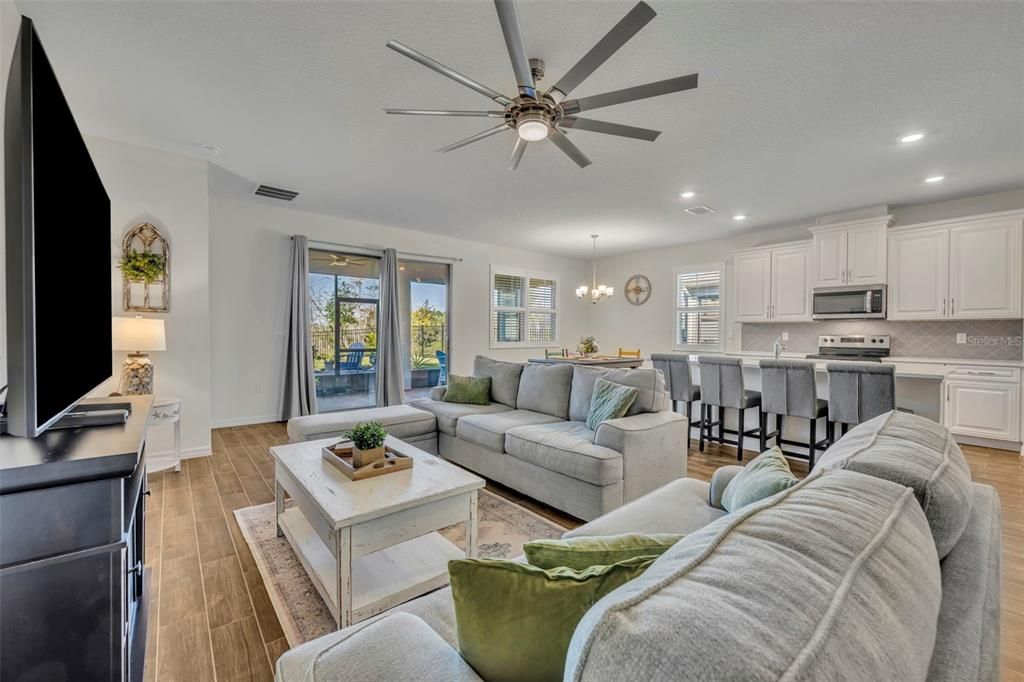 合同活跃: $478,000 (4 贝兹, 2 浴室, 2034 平方英尺)