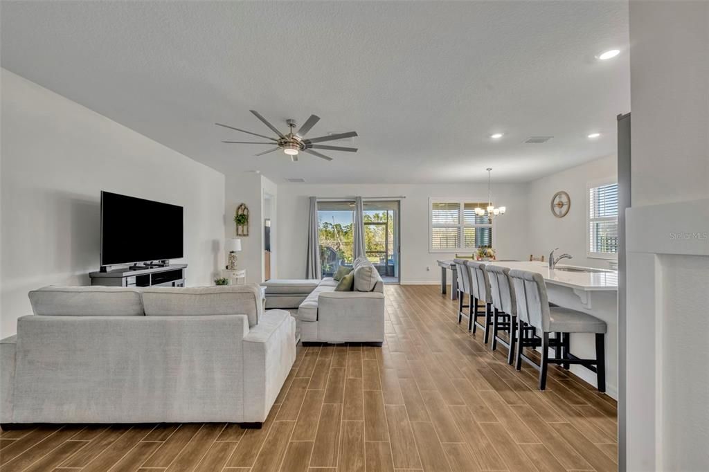 合同活跃: $478,000 (4 贝兹, 2 浴室, 2034 平方英尺)