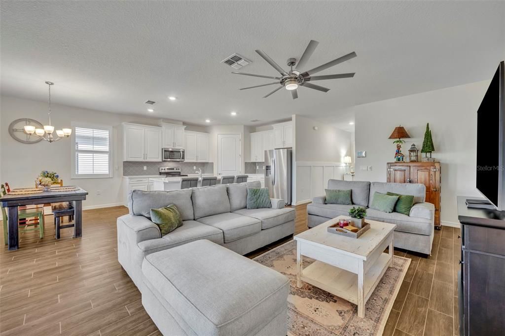 合同活跃: $478,000 (4 贝兹, 2 浴室, 2034 平方英尺)