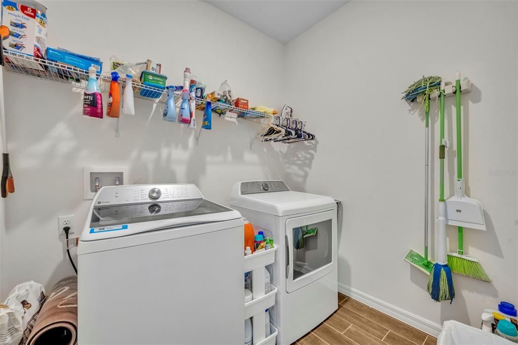 合同活跃: $478,000 (4 贝兹, 2 浴室, 2034 平方英尺)