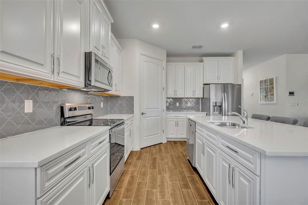 合同活跃: $478,000 (4 贝兹, 2 浴室, 2034 平方英尺)