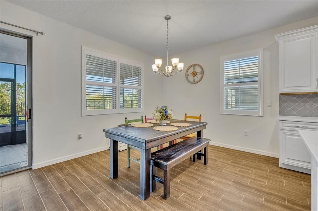 合同活跃: $478,000 (4 贝兹, 2 浴室, 2034 平方英尺)