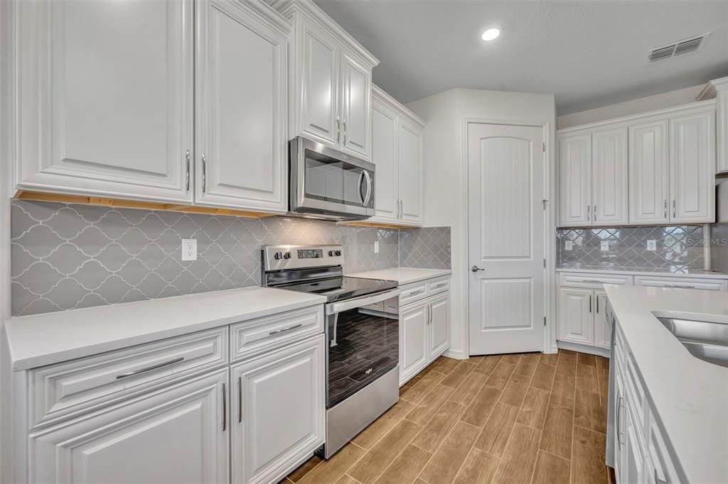 合同活跃: $478,000 (4 贝兹, 2 浴室, 2034 平方英尺)