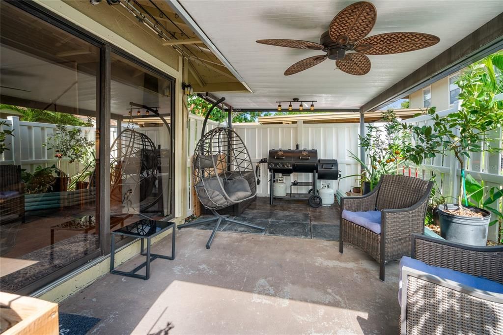 For Sale: $220,000 (2 beds, 1 baths, 998 Square Feet)