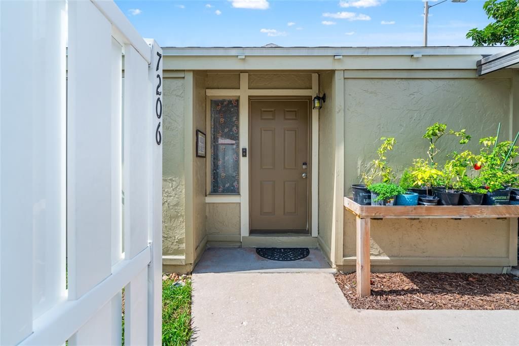 For Sale: $220,000 (2 beds, 1 baths, 998 Square Feet)